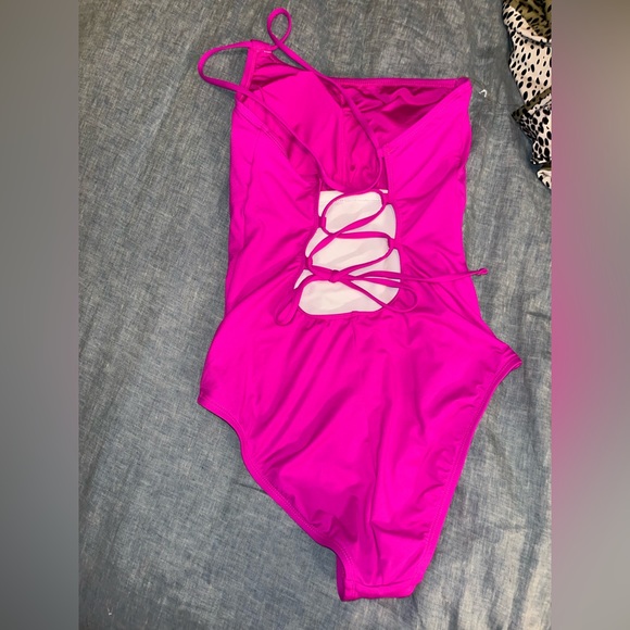 La Blanca Island Goddess Lace Back One
Shoulder One Piece Size 6 NWOT - Picture 3 of 7